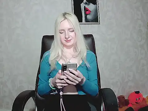 Snapshot of SilkMuseX chatting on 03.17.26 SilkMuseX online show from 03.17.26