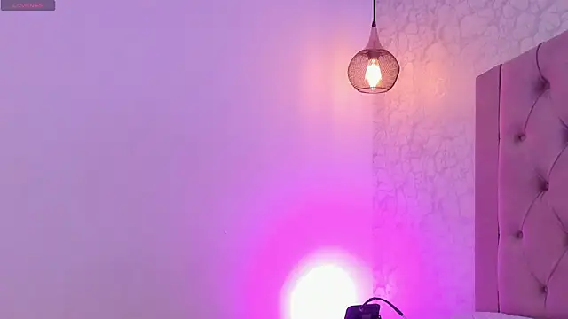 saraa joness  online show from 04.29.26