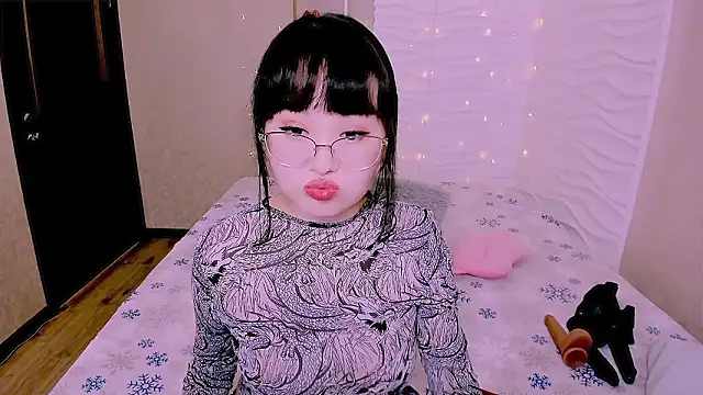 Akiko Yun online show from 02.04.26