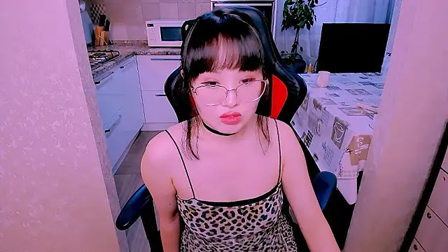 Akiko Yun online show from 02.13.26