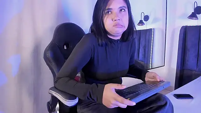 selena  smith1 online show from 04.20.26