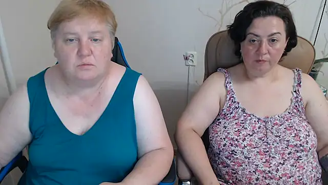 Snapshot of Lindy-Jeanie chatting on 08.06.26 Lindy-Jeanie online show from 08.06.26