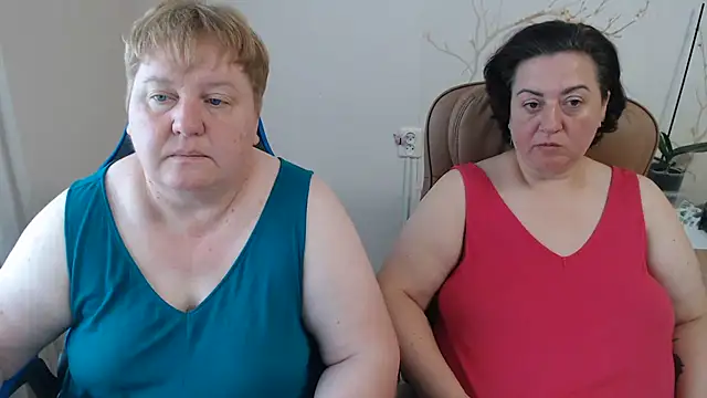 Snapshot of Lindy-Jeanie chatting on 08.08.26 Lindy-Jeanie online show from 08.08.26