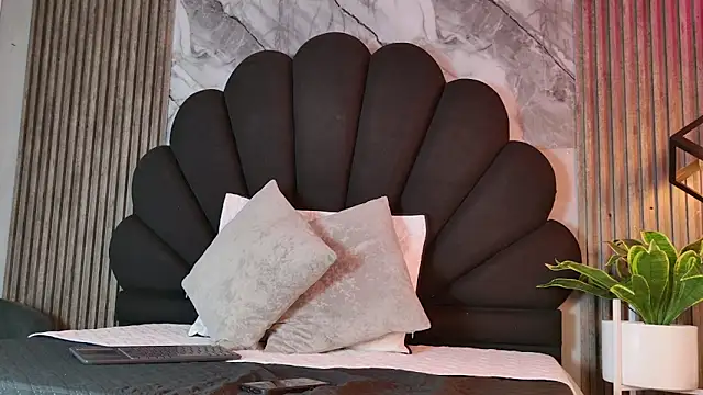  charlotte quee  online show from 03.27.26