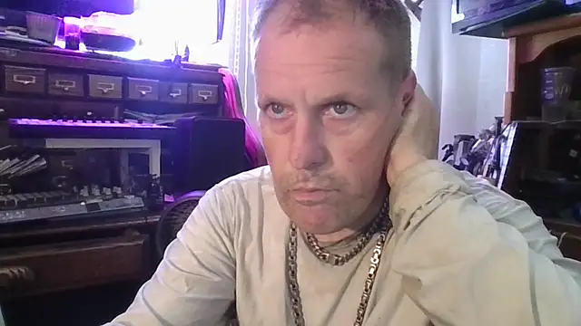 Snapshot of strokingjoe14585 chatting on 04.23.26 strokingjoe14585 online show from 04.23.26