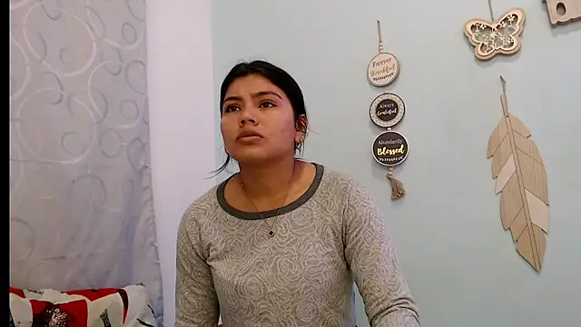 hotlatinaluna23 online show from 04.29.26