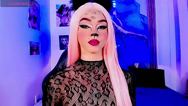 Snapshot of blonde_queen- chatting on 06.19.26 blonde queen- online show from 06.19.26