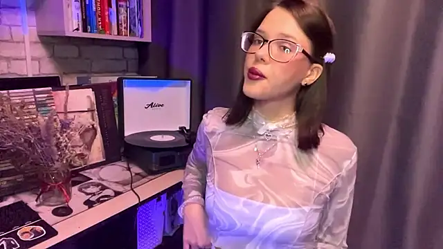 Snapshot of SarahHunnye chatting on 03.17.26 SarahHunnye online show from 03.17.26