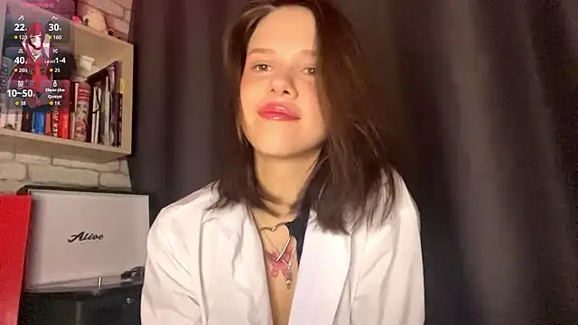 Snapshot of SarahHunnye chatting on 03.21.26 SarahHunnye online show from 03.21.26