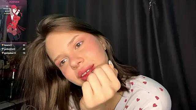 Snapshot of SarahHunnye chatting on 03.25.26 SarahHunnye online show from 03.25.26