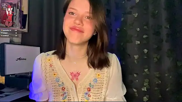 Snapshot of SarahHunnye chatting on 04.13.26 SarahHunnye online show from 04.13.26