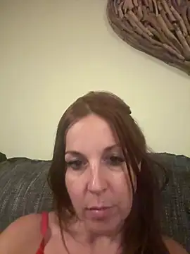 Snapshot of petitehotwife4u chatting on 07.04.26 petitehotwife4u online show from 07.04.26