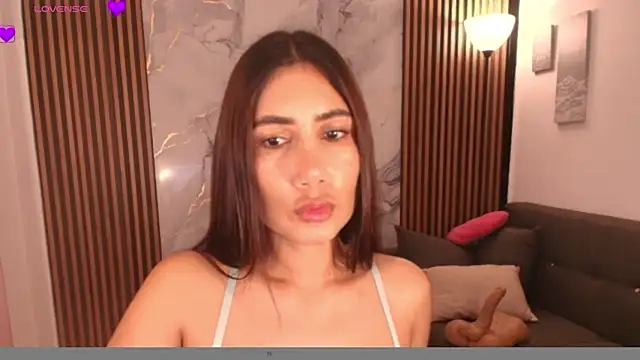 Snapshot of LucyBecker chatting on 04.01.26 LucyBecker online show from 04.01.26