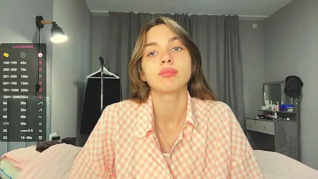 Snapshot of Veluxe chatting on 07.18.26 Veluxe online show from 07.18.26
