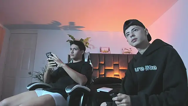 Snapshot of SebastianReed_ chatting on 04.25.26 SebastianReed online show from 04.25.26