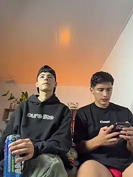 Snapshot of SebastianReed_ chatting on 05.04.26 SebastianReed online show from 05.04.26