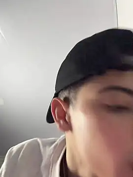 Snapshot of SebastianReed_ chatting on 05.12.26 SebastianReed online show from 05.12.26