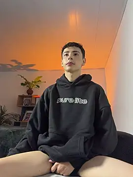 Snapshot of SebastianReed_ chatting on 05.15.26 SebastianReed online show from 05.15.26