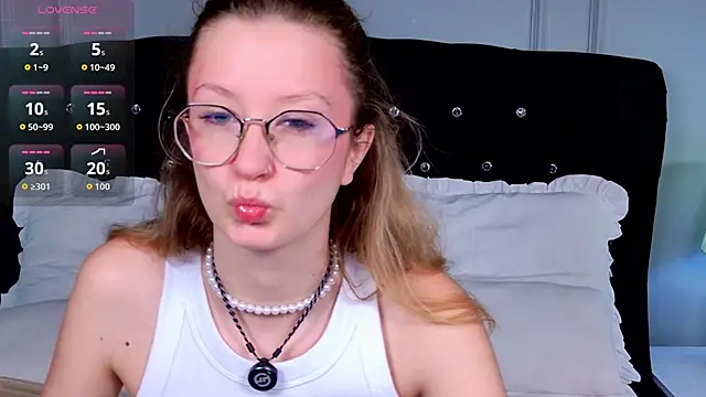 Snapshot of AmelieViolet chatting on 05.20.26 AmelieViolet online show from 05.20.26