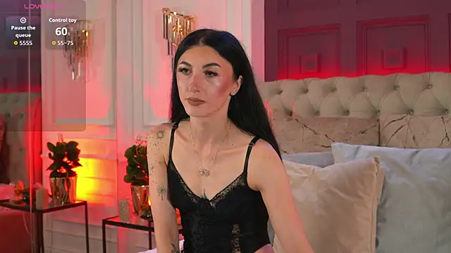 Snapshot of EllieJules chatting on 06.18.26 EllieJules online show from 06.18.26