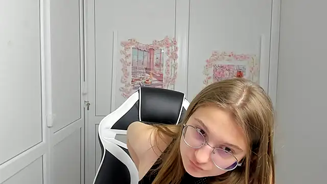 Snapshot of Mia_kristal chatting on 06.18.26 Mia kristal online show from 06.18.26