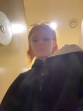 Snapshot of NinaParri chatting on 04.18.26 NinaParri online show from 04.18.26