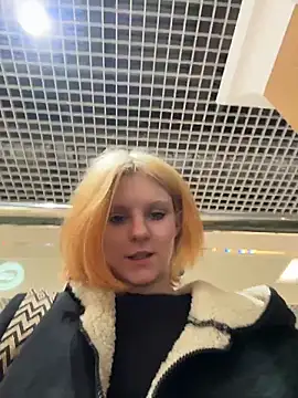 Snapshot of NinaParri chatting on 04.21.26 NinaParri online show from 04.21.26