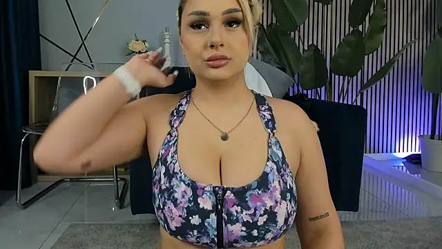 Snapshot of CurvyyVanessa chatting on 03.28.26 CurvyyVanessa online show from 03.28.26