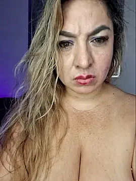 Snapshot of laurabassii chatting on 04.06.26 laurabassii online show from 04.06.26