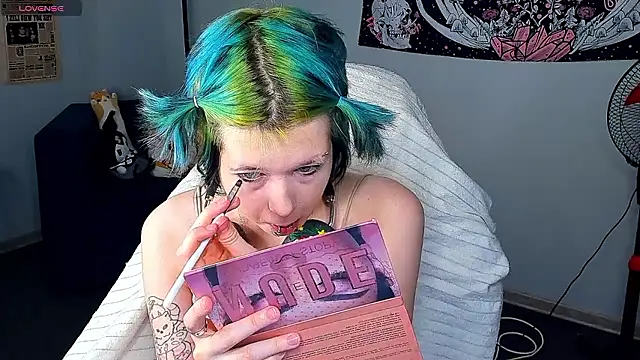 Snapshot of LittleKittenStar chatting on 03.23.26 LittleKittenStar online show from 03.23.26