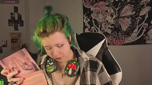 Snapshot of LittleKittenStar chatting on 04.24.26 LittleKittenStar online show from 04.24.26