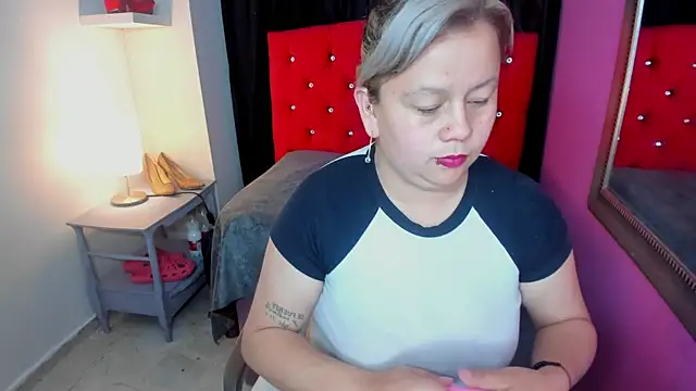 Snapshot of ScarletBigTitties chatting on 04.17.26 ScarletBigTitties online show from 04.17.26