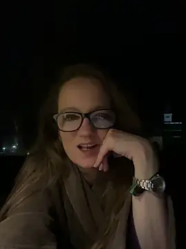 Snapshot of LizzieZ1975 chatting on 05.02.26 LizzieZ1975 online show from 05.02.26