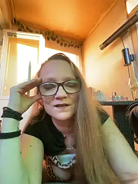 Snapshot of LizzieZ1975 chatting on 05.22.26 LizzieZ1975 online show from 05.22.26
