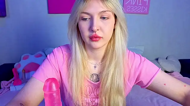 Snapshot of BlondieSummer chatting on 05.17.26 BlondieSummer online show from 05.17.26