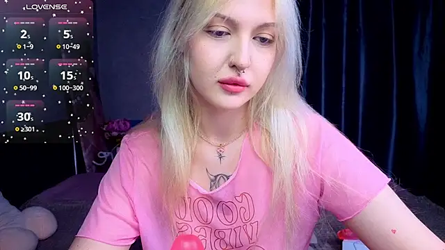 Snapshot of BlondieSummer chatting on 07.13.26 BlondieSummer online show from 07.13.26