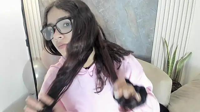 Snapshot of alina_sauvage chatting on 06.19.26 alina sauvage online show from 06.19.26