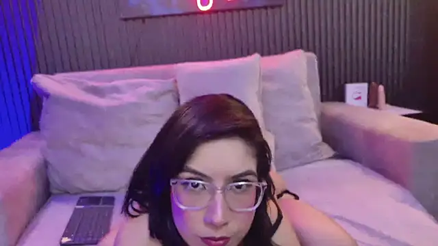 Snapshot of HannaMiller01_ chatting on 04.13.26 HannaMiller01 online show from 04.13.26