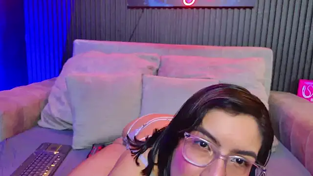 Snapshot of HannaMiller01_ chatting on 04.19.26 HannaMiller01 online show from 04.19.26