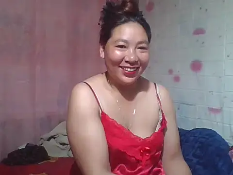 Snapshot of Hena__ chatting on 04.28.26 Hena online show from 04.28.26