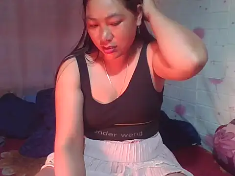 Snapshot of Hena__ chatting on 04.30.26 Hena online show from 04.30.26