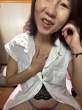 Snapshot of lilysister66 chatting on 04.21.26 lilysister66 online show from 04.21.26