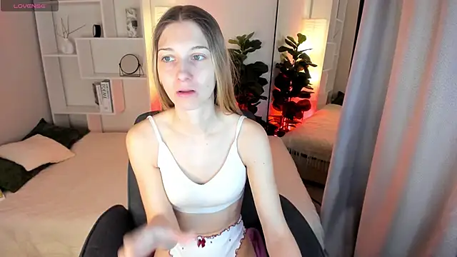 Snapshot of LauraPurr chatting on 05.26.26 LauraPurr online show from 05.26.26