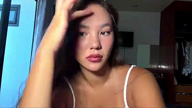 Snapshot of kamila_18_french chatting on 03.24.26 kamila 18 french online show from 03.24.26