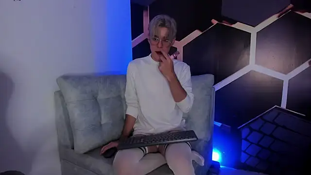 Snapshot of Tom_Parker_ chatting on 08.03.26 Tom Parker online show from 08.03.26
