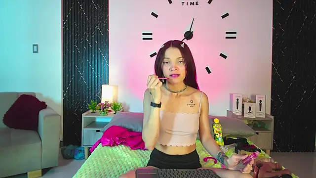 Snapshot of aurora_petitee chatting on 04.23.26 aurora petitee online show from 04.23.26