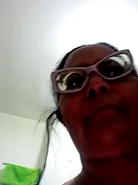 Snapshot of sexymomsn chatting on 04.05.26 sexymomsn online show from 04.05.26
