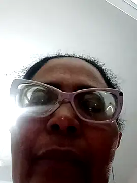 Snapshot of sexymomsn chatting on 04.15.26 sexymomsn online show from 04.15.26