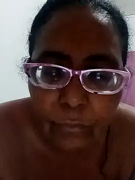 Snapshot of sexymomsn chatting on 06.13.26 sexymomsn online show from 06.13.26