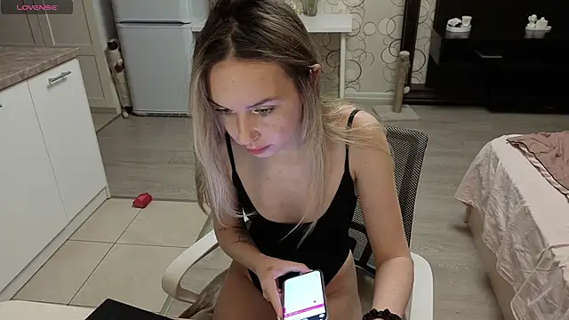 Snapshot of Candy_Loveee chatting on 04.18.26 Candy Loveee online show from 04.18.26
